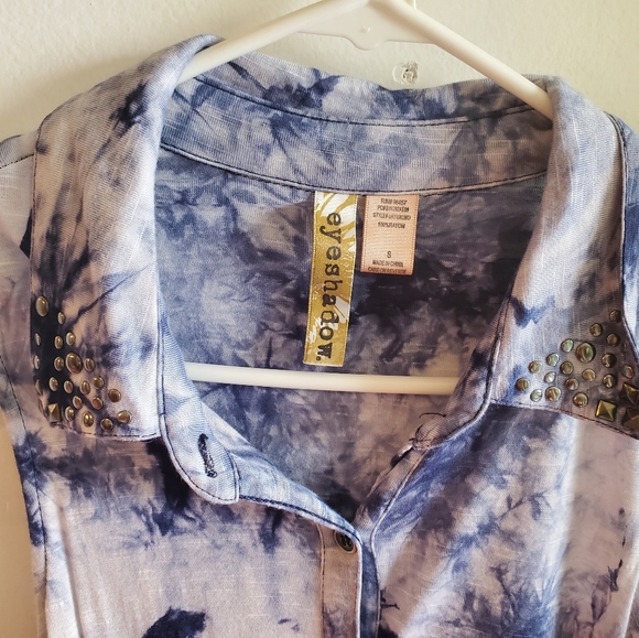 Sleeveless button down blouse - Picture 2 of 2